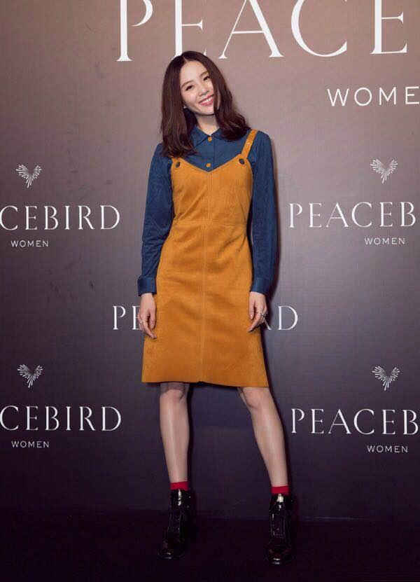 明星穿背带裙的图片,明星演绎复古背带裙风采