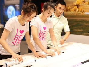 明星看秀花絮图片,光影交错，魅力四溢