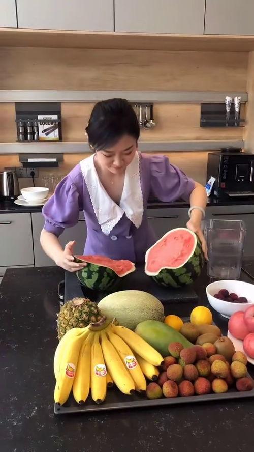 假富婆吃瓜,一场奢华与现实的碰撞