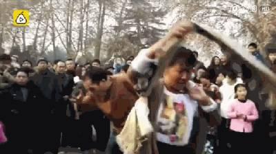打架斗殴群众吃瓜,围观群众见证打架斗殴，吃瓜群众现场热议