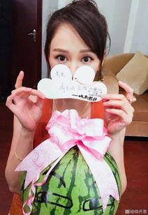 情侣合照吃瓜,情侣合照背后的甜蜜瓜料揭秘