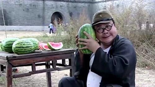 搞笑吃瓜大妈,欢乐无限